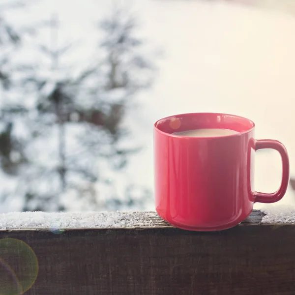 Taza Con Café Fondo Del Paisaje Invernal Una Taza Con — Foto de Stock