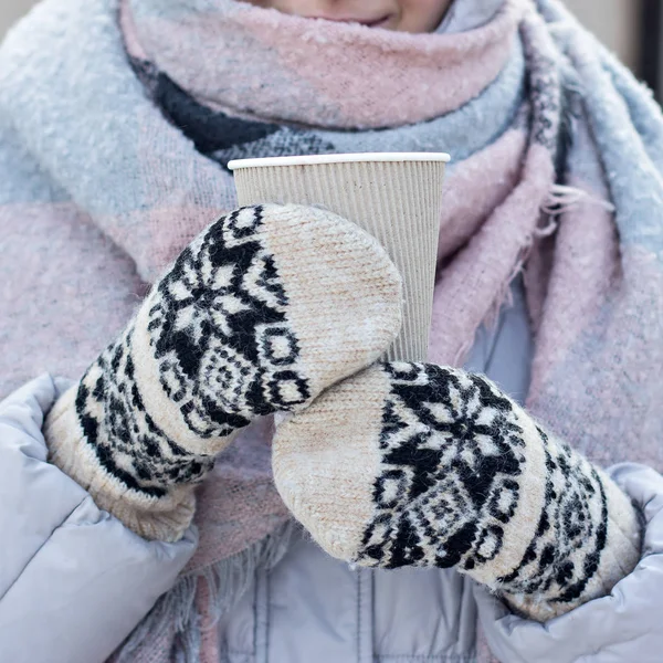 Kvinna Händer Vita Och Svarta Vantar Håller Ångande Kopp Hett — Stockfoto