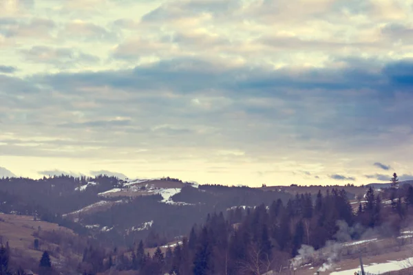 Inverno Paisagem Montanhosa Montanhas Neve Primeira Neve Nas Montanhas Crepúsculo — Fotografia de Stock