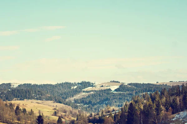 풍경입니다 산입니다 산에서 눈입니다 산맥에서 서리가 풀밭에 — 스톡 사진