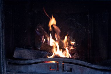 Evde rahat bir şöminede yanan odun. Burns Şöminede ateş. Kış ve Yılbaşı tatil kavramı.