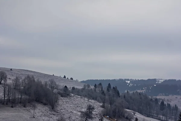 Inverno Paisagem Montanhosa Montanhas Neve Primeira Neve Nas Montanhas Crepúsculo — Fotografia de Stock