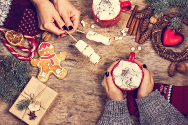 Hediye, koni, hediye, kahve, kakao. Noel, yeni yıl geçmişi. Bir kadının eli bardağı tutar. Kış, yeni yıl, Noel durgun hayat. 