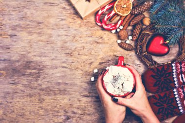 Hediye, koni, hediye, kahve, kakao. Noel, yeni yıl geçmişi. Bir kadının eli bardağı tutar. Kış, yeni yıl, Noel durgun hayat. 