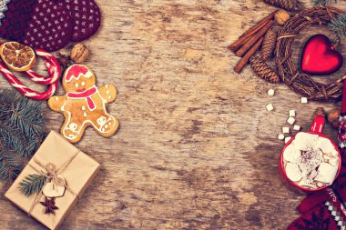 Hediye, koni, hediye, kahve, kakao. Noel, yeni yıl geçmişi. Bir kadının eli bardağı tutar. Kış, yeni yıl, Noel durgun hayat. 