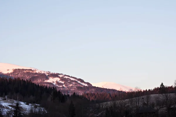Inverno Paisagem Montanhosa Montanhas Neve Primeira Neve Nas Montanhas Crepúsculo — Fotografia de Stock