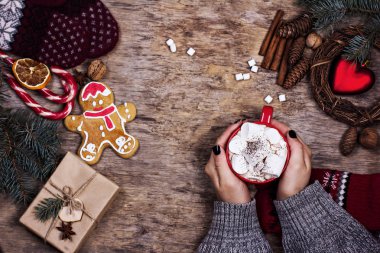 Hediye, koni, hediye, kahve, kakao. Noel, yeni yıl geçmişi. Bir kadının eli bardağı tutar. Kış, yeni yıl, Noel durgun hayat. 