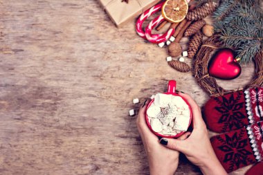 Hediye, koni, hediye, kahve, kakao. Noel, yeni yıl geçmişi. Bir kadının eli bardağı tutar. Kış, yeni yıl, Noel durgun hayat. 