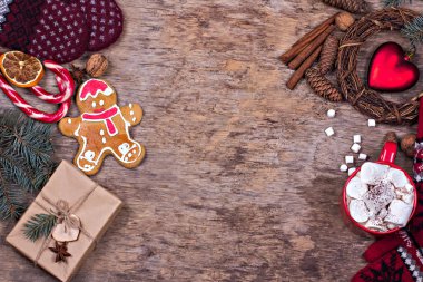 Hediye, koni, hediye, kahve, kakao. Noel, yeni yıl geçmişi. Bir kadının eli bardağı tutar. Kış, yeni yıl, Noel durgun hayat. 