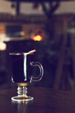 Mulled şarap güzel bir cam. Kış ısınma içki. Ahşap masa üzerinde sıcak mulled şarap. 