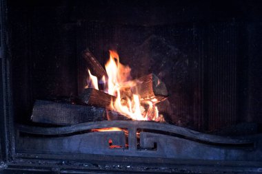 Evde rahat bir şöminede yanan odun. Burns Şöminede ateş. Kış ve Yılbaşı tatil kavramı.