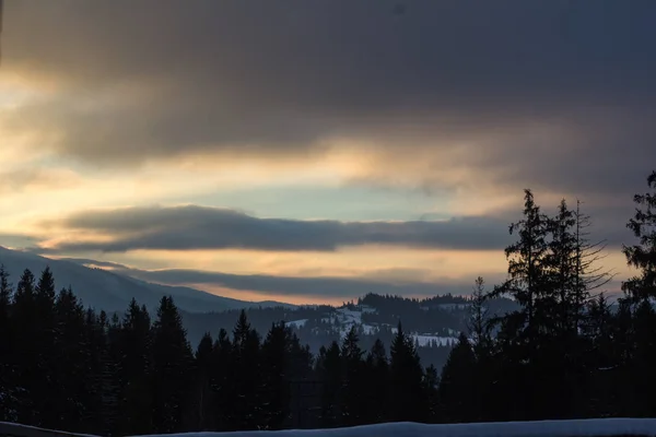 Winter Berglandschap Bergen Sneeuw Eerste Sneeuw Bergen Twilight Berg Weide — Stockfoto