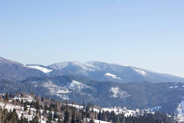 冬の山の風景 雪の山 山に初雪 カルパティア山脈の最初の霜で覆われている山の牧草地のミステリー — ストック写真