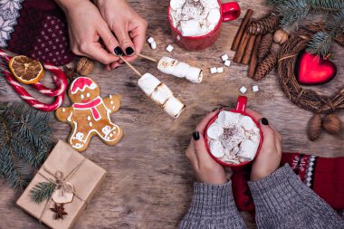 Hediye, koni, hediye, kahve, kakao. Noel, yeni yıl geçmişi. Bir kadının eli bardağı tutar. Kış, yeni yıl, Noel durgun hayat. 