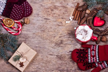 Hediye, koni, hediye, kahve, kakao. Noel, yeni yıl geçmişi. Bir kadının eli bardağı tutar. Kış, yeni yıl, Noel durgun hayat. 