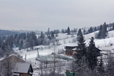 Kış dağ manzarası. Kar dağlarda. İlk kar dağlarda. Karpat Dağları'nda ilk buz kaplı dağ çayır üzerinde Alacakaranlık.
