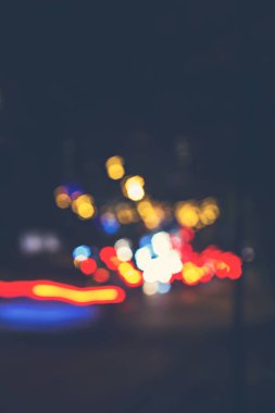 gece şehrin ışıkları. odaklanmamış fotoğraf. Bulanık ışıklar arka plan .