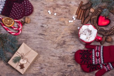 Hediye, koni, hediye, kahve, kakao. Noel, yeni yıl geçmişi. Bir kadının eli bardağı tutar. Kış, yeni yıl, Noel durgun hayat. 