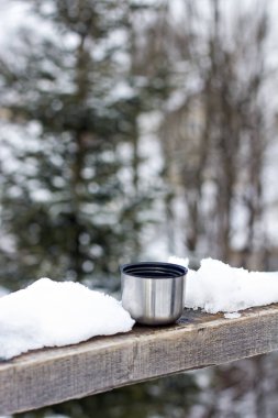 Termos bardak kış manzara arka plan üzerinde. 