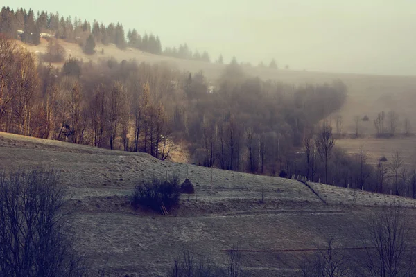 Inverno Paisagem Montanhosa Montanhas Neve Primeira Neve Nas Montanhas Crepúsculo — Fotografia de Stock