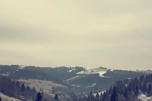 Paisaje Invierno Montañas Nieve Primera Nieve Las Montañas Crepúsculo Prado —  Fotos de Stock