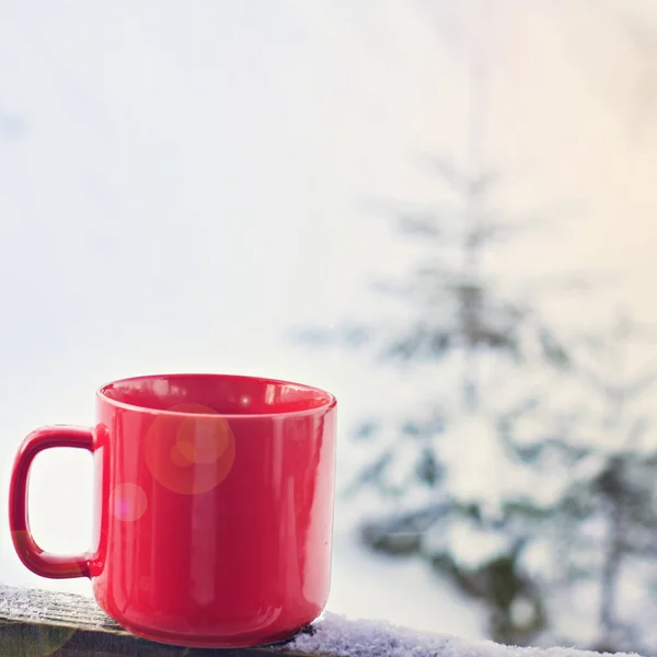 Kubek Kawa Herbata Tle Zimowy Krajobraz Kubek Kubkiem Gorącego Napoju — Zdjęcie stockowe