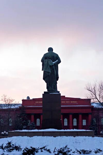 塔拉斯 舍甫琴科冬季纪念碑 乌克兰基辅 2018年2月 乌克兰著名诗人塔拉斯 舍甫琴科在乌克兰基辅中心的纪念碑 冬季日落时 — 图库照片