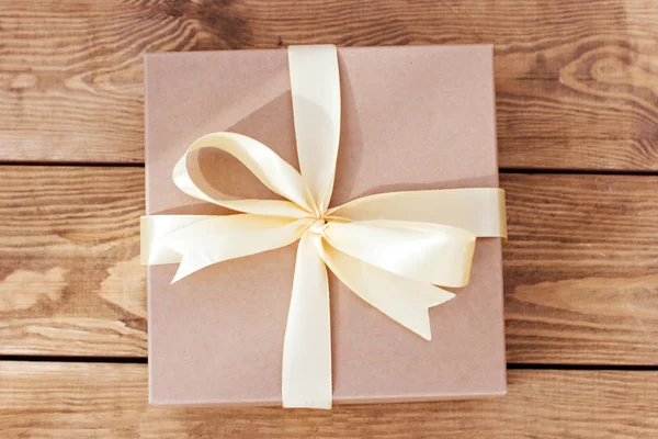 Kraft Box Voor Geschenken Gebonden Met Een Strik Houten Planken — Stockfoto
