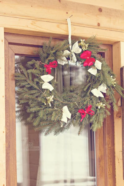 Boże Narodzenie Wieniec Gałęzi Jodły Ulicy Drzwi Okna — Zdjęcie stockowe