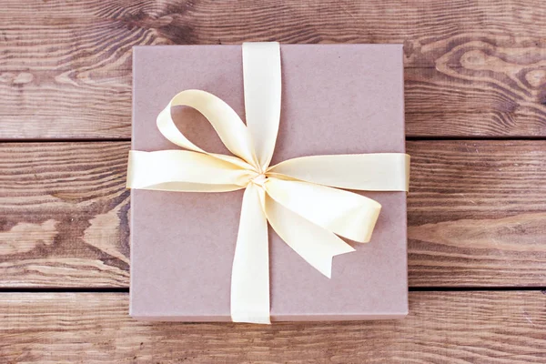 Kraft Box Voor Geschenken Gebonden Met Een Strik Houten Planken — Stockfoto