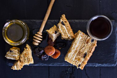 Tatlım pasta ile fındık ve kuru meyve karanlık bir arka plan üzerinde