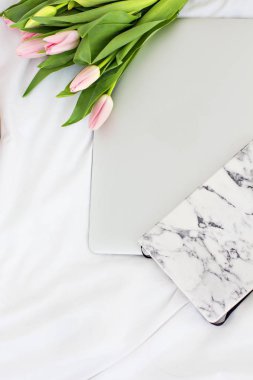 Not Defteri, günlük, bir buket Pembe Lale kahve, temiz defter, gözlük ve güzel Lale çiçek Taş Masa üstü görünümünde düz yatıyordu tarzı. Kadın çalışma masası rahat kahvaltı ile