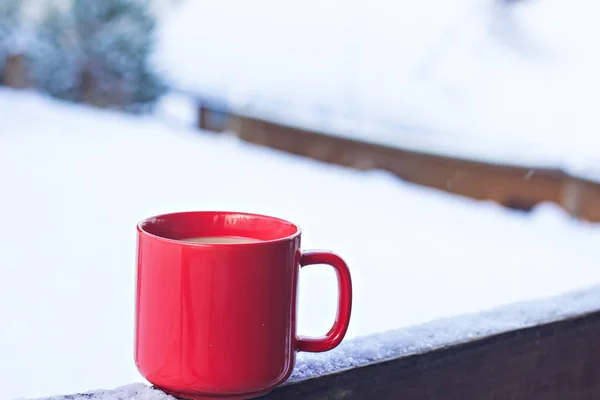 Kubek Kawa Herbata Tle Zimowy Krajobraz Kubek Kubkiem Gorącego Napoju — Zdjęcie stockowe