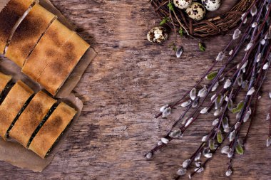 Paskalya tablo. Paskalya masa dekorasyonu, turta, yumurta, Paskalya kek, mühürler, Bahar buket. Paskalya natürmort. 