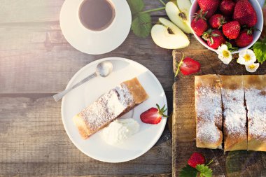 Elma ve çilekli turta. Pasta elma ve çilek, yaz pasta ile. Doğa odaya yaz.