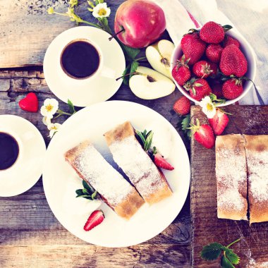 Elma ve çilekli turta. Pasta elma ve çilek, yaz pasta ile. Doğa odaya yaz.