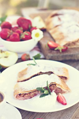 Elma ve çilekli turta. Pasta elma ve çilek, yaz pasta ile. Doğa odaya yaz.