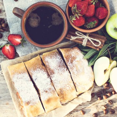 Elma ve çilekli turta. Pasta elma ve çilek, yaz pasta ile. Doğa odaya yaz.