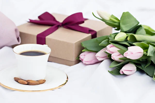 Букет Цветов Тюльпаны Подарок Кофе Подарок Кофе Розовые Тюльпаны Рядом — стоковое фото