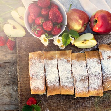 Elma ve çilekli turta. Pasta elma ve çilek, yaz pasta ile. Doğa odaya yaz.