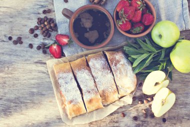 Elma ve çilekli turta. Pasta elma ve çilek, yaz pasta ile. Doğa odaya yaz.