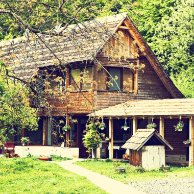 Çiftlik evi. Bir güneşli sabah üzerinde doğal görünümü