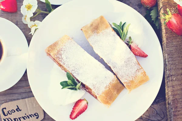 Strudel Mele Fragole Torta Con Mele Fragole Torta Estiva Colazione — Foto Stock