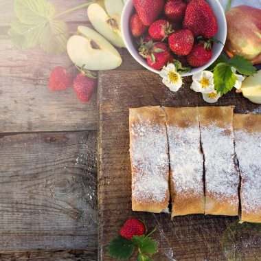 Elma ve çilekli turta