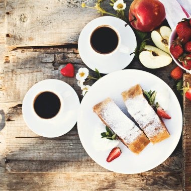 Elma ve çilekli turta