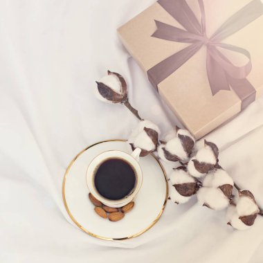 Buket çiçek - lale, hediye ve kahve. 