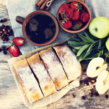 Elma ve çilekli turta