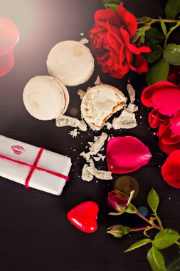 Beyaz macarons, kırmızı gül, hediye