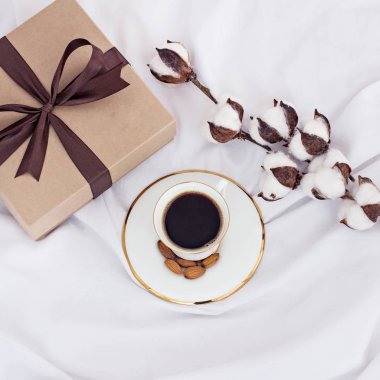 Buket çiçek - lale, hediye ve kahve. 