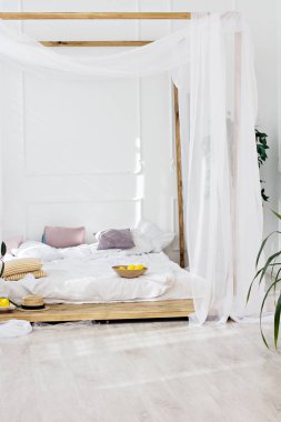 Güzel parlak oda ve dört direkli karyola.